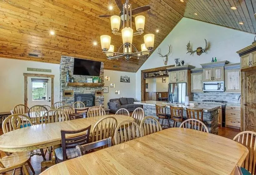 Exciting Garden City Gem W/ Home Theater & Hot Tub