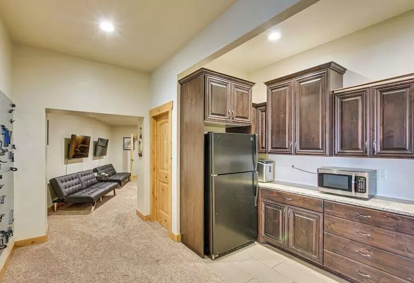 Exciting Garden City Gem W/ Home Theater & Hot Tub