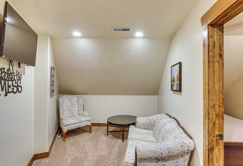 Exciting Garden City Gem W/ Home Theater & Hot Tub