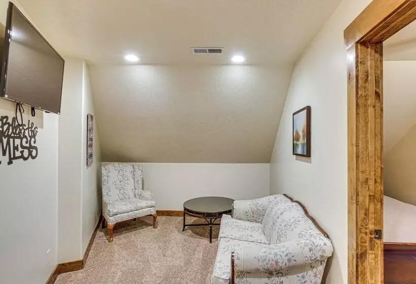 Exciting Garden City Gem W/ Home Theater & Hot Tub