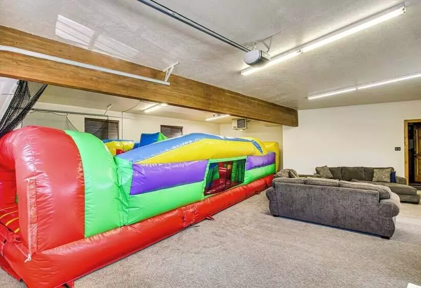 Exciting Garden City Gem W/ Home Theater & Hot Tub