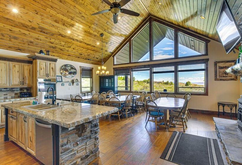 Exciting Garden City Gem W/ Home Theater & Hot Tub