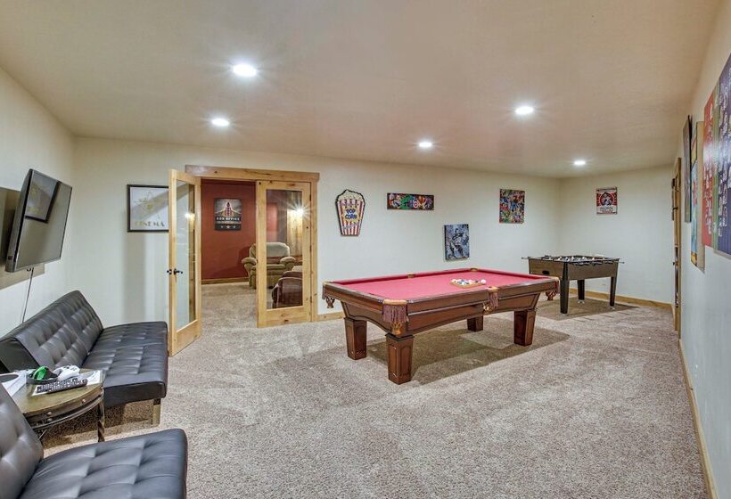 Exciting Garden City Gem W/ Home Theater & Hot Tub