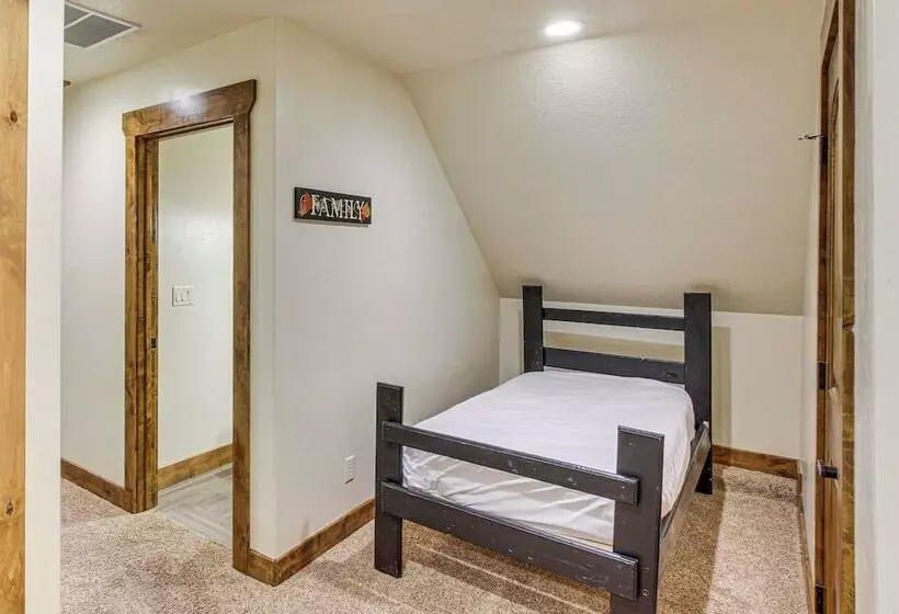 Exciting Garden City Gem W/ Home Theater & Hot Tub