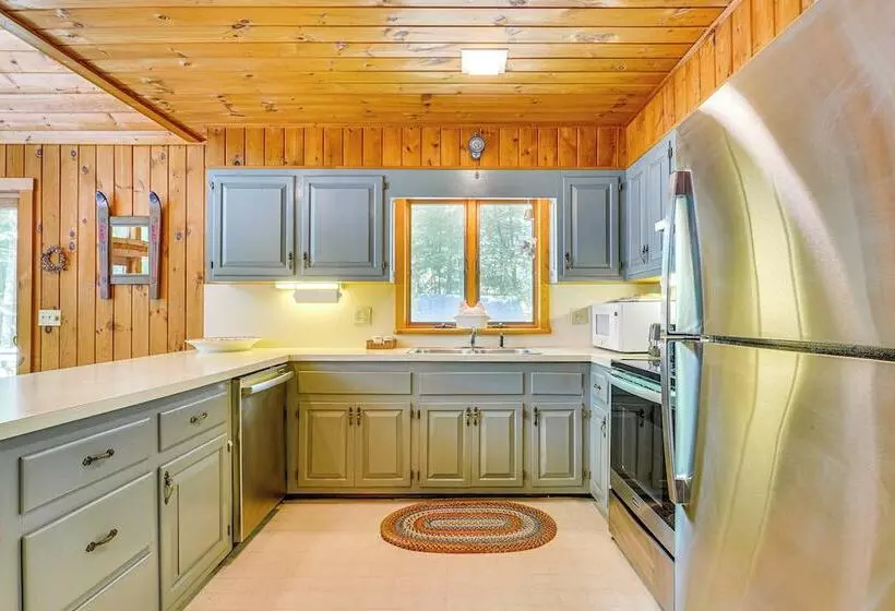 Family Friendly Ludlow Cabin On Lake Pauline!