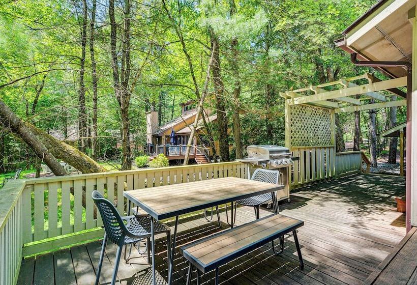 Family Pocono Pines Cottage W/ Deck & Creek Access