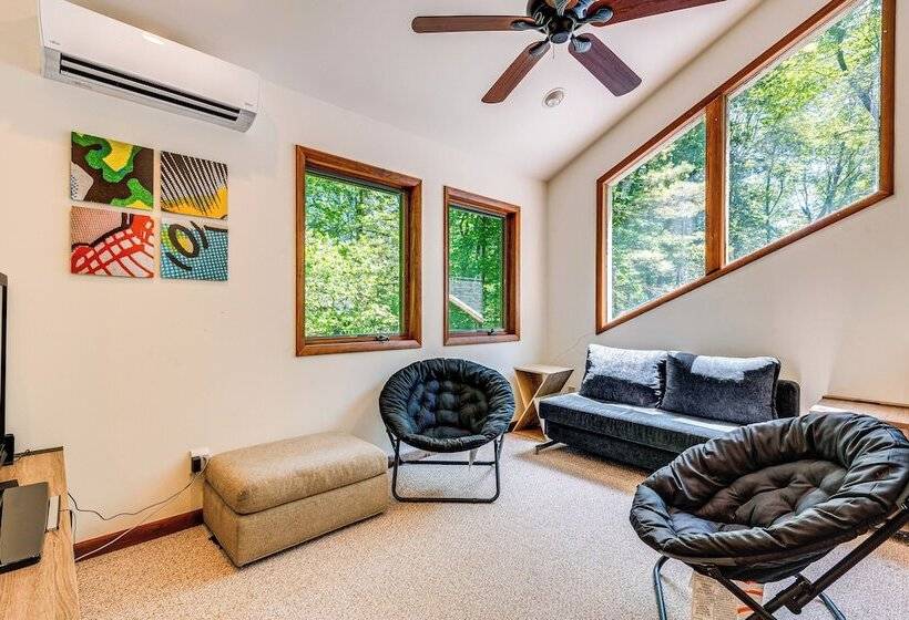 Family Pocono Pines Cottage W/ Deck & Creek Access