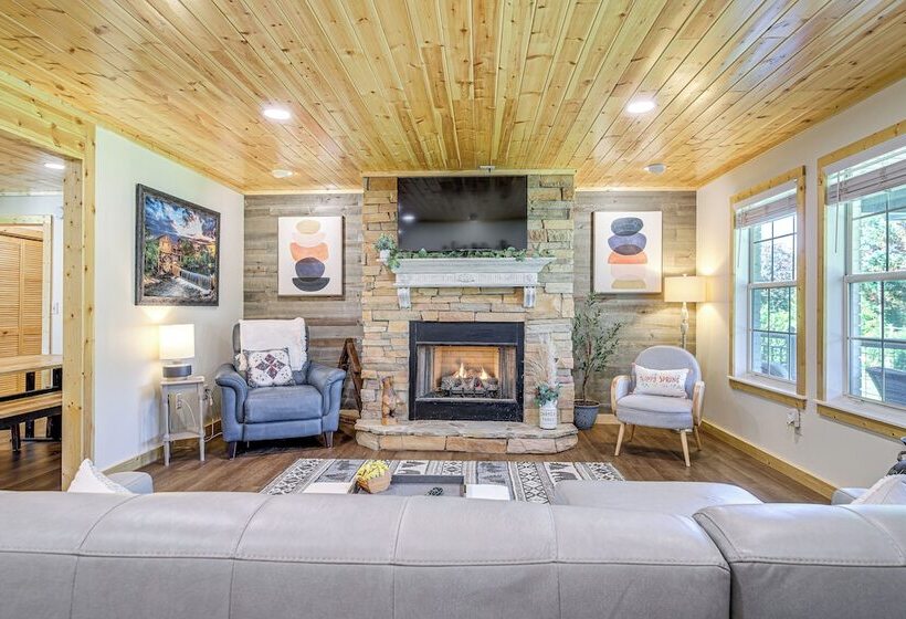 Family Sevierville Cottage W/ Game Room & Hot Tub!