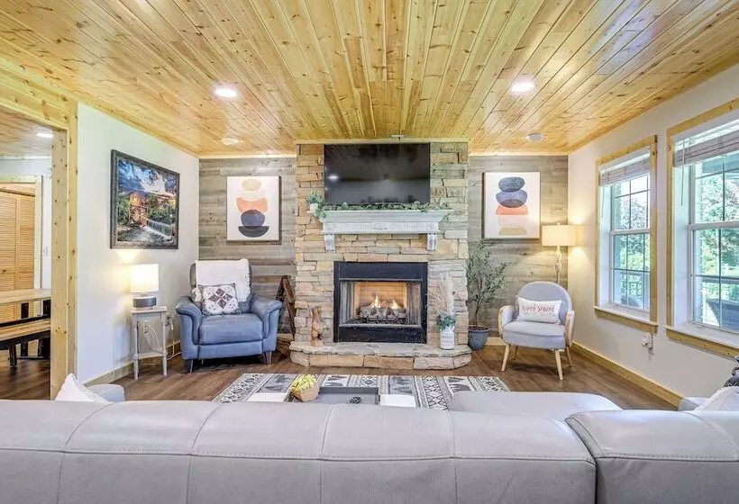 Family Sevierville Cottage W/ Game Room & Hot Tub!