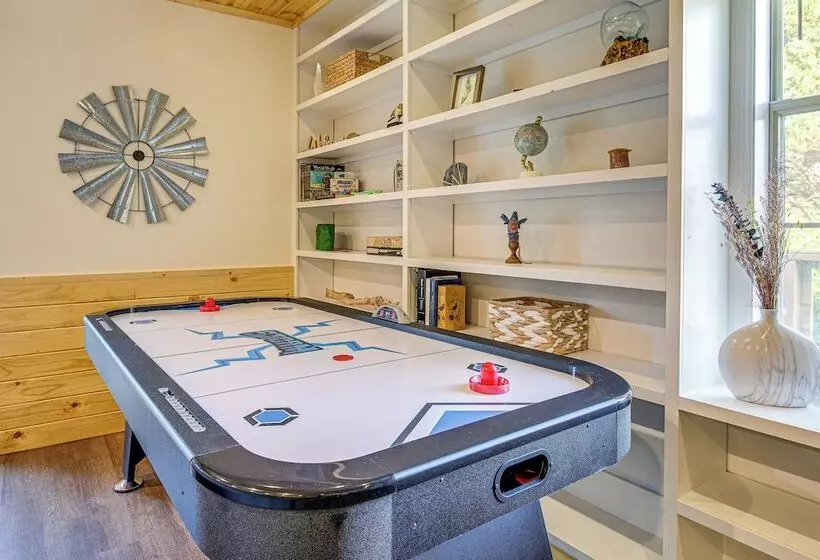 Family Sevierville Cottage W/ Game Room & Hot Tub!