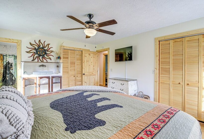 Family Sevierville Cottage W/ Game Room & Hot Tub!