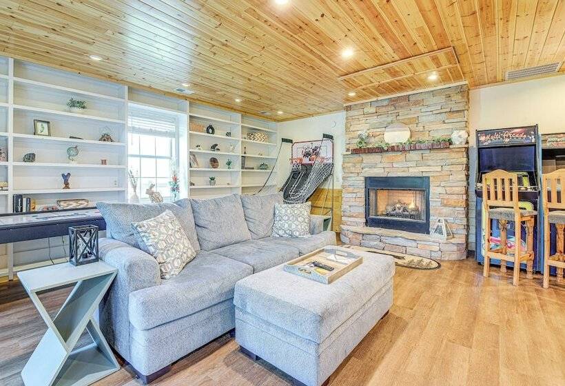 Family Sevierville Cottage W/ Game Room & Hot Tub!