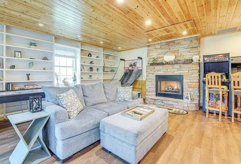 Family Sevierville Cottage W/ Game Room & Hot Tub!