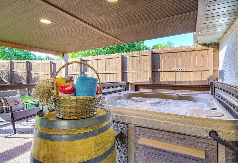 Family Sevierville Cottage W/ Game Room & Hot Tub!