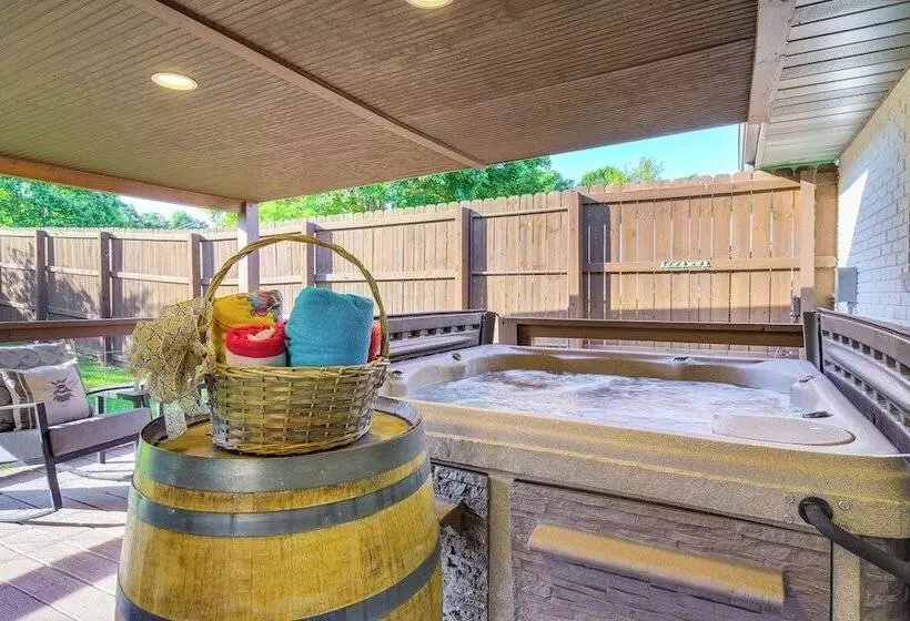 Family Sevierville Cottage W/ Game Room & Hot Tub!