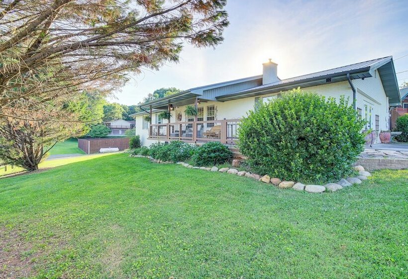 Family Sevierville Cottage W/ Game Room & Hot Tub!