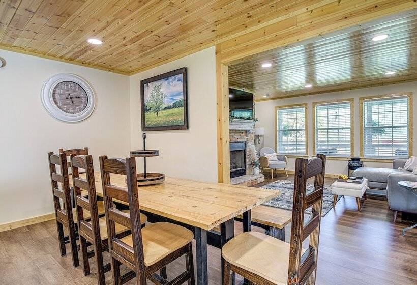 Family Sevierville Cottage W/ Game Room & Hot Tub!