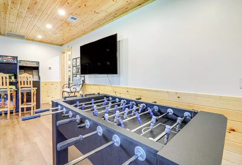 Family Sevierville Cottage W/ Game Room & Hot Tub!