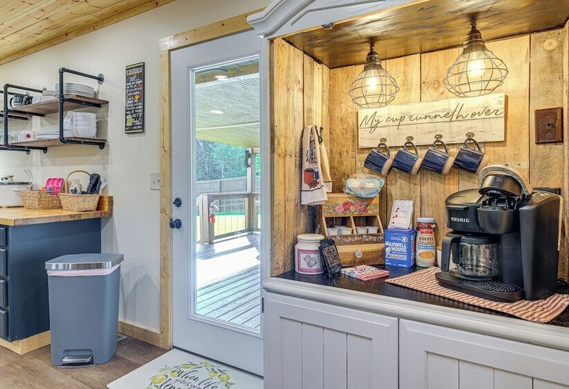 Family Sevierville Cottage W/ Game Room & Hot Tub!