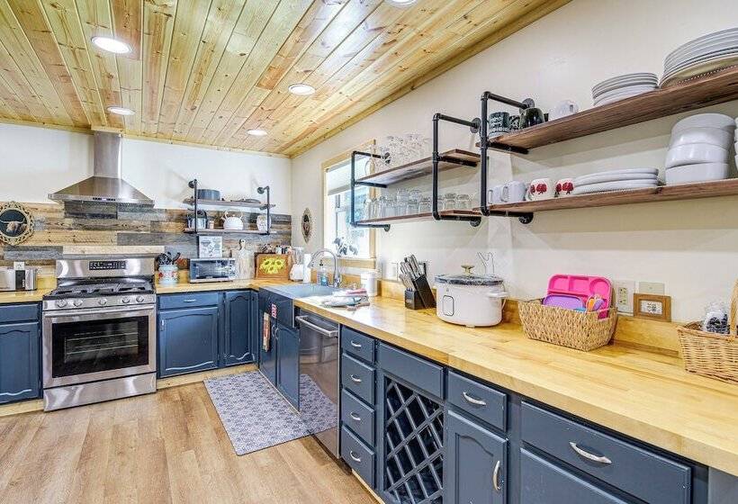 Family Sevierville Cottage W/ Game Room & Hot Tub!