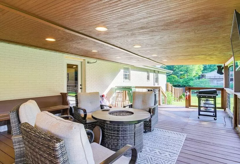 Family Sevierville Cottage W/ Game Room & Hot Tub!