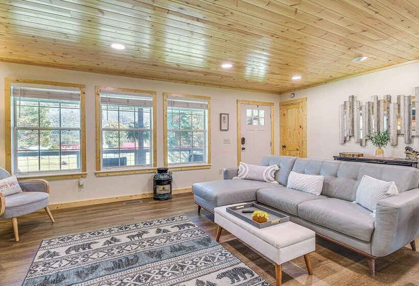 Family Sevierville Cottage W/ Game Room & Hot Tub!