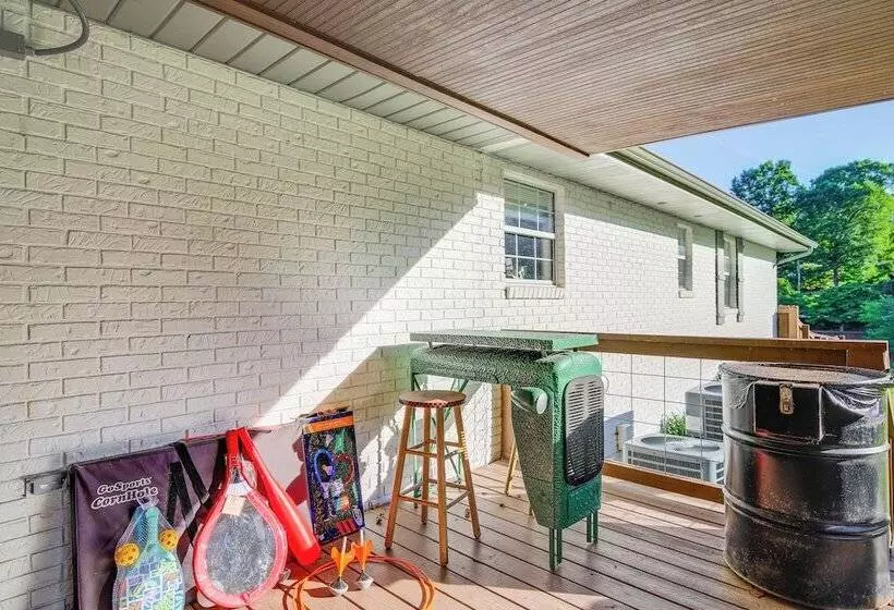 Family Sevierville Cottage W/ Game Room & Hot Tub!