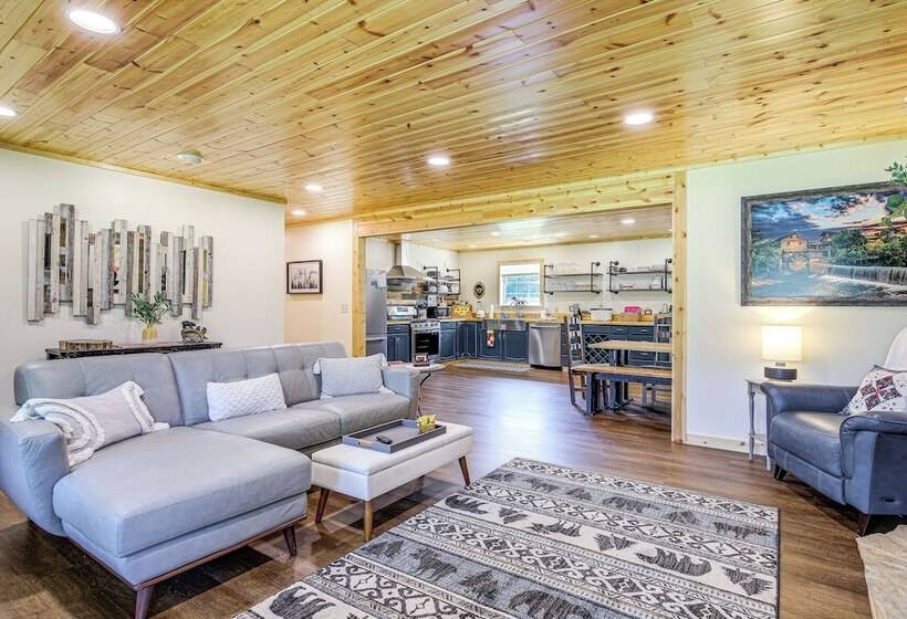 Family Sevierville Cottage W/ Game Room & Hot Tub!