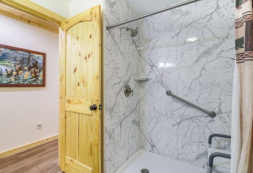 Family Sevierville Cottage W/ Game Room & Hot Tub!