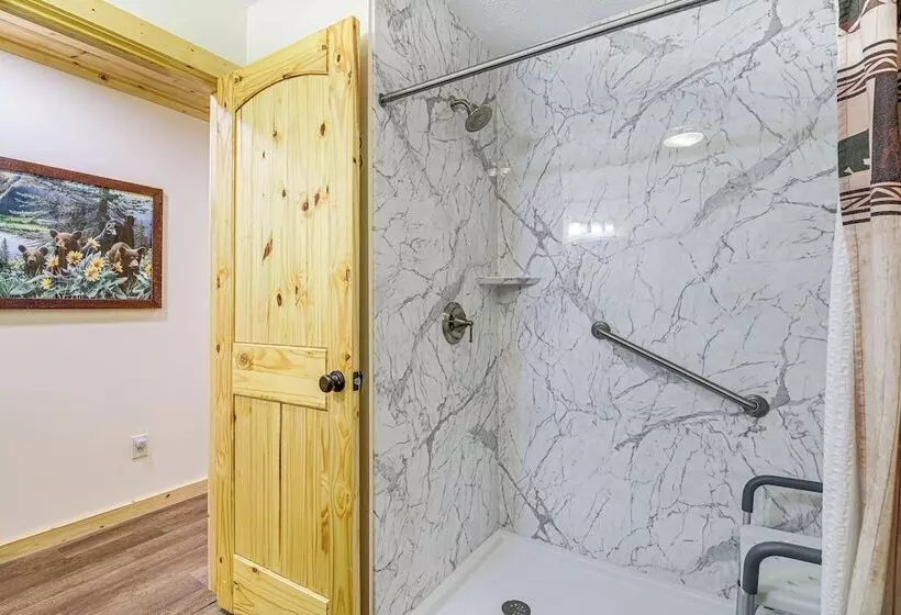 Family Sevierville Cottage W/ Game Room & Hot Tub!