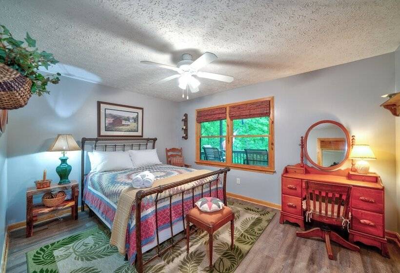 2 Bedroom Home In Ellijay! Private Hot Tub And Sunset Views