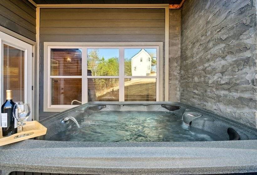 Modern Cabin W/ Pool, Hot Tub, Games & More!