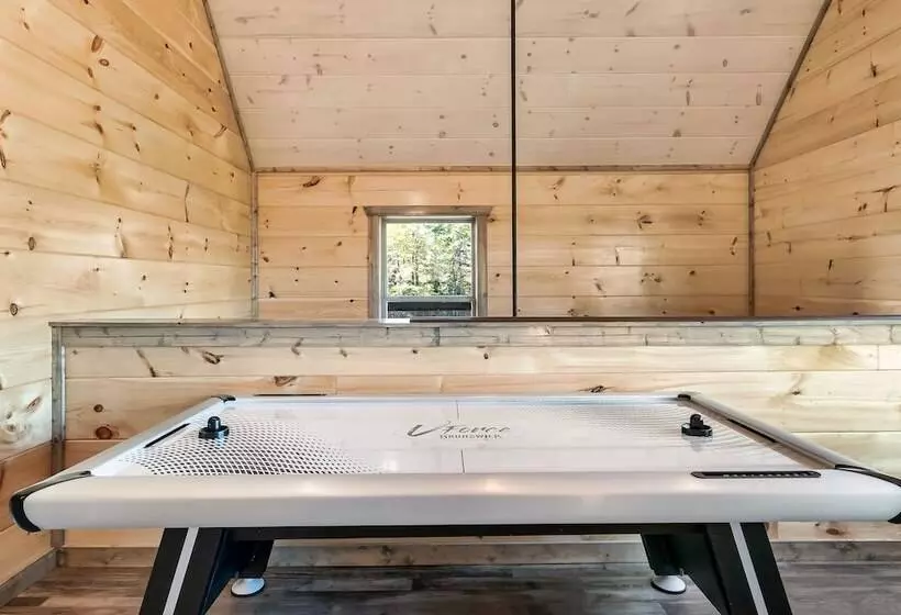 Modern Cabin W/ Pool, Hot Tub, Games & More!
