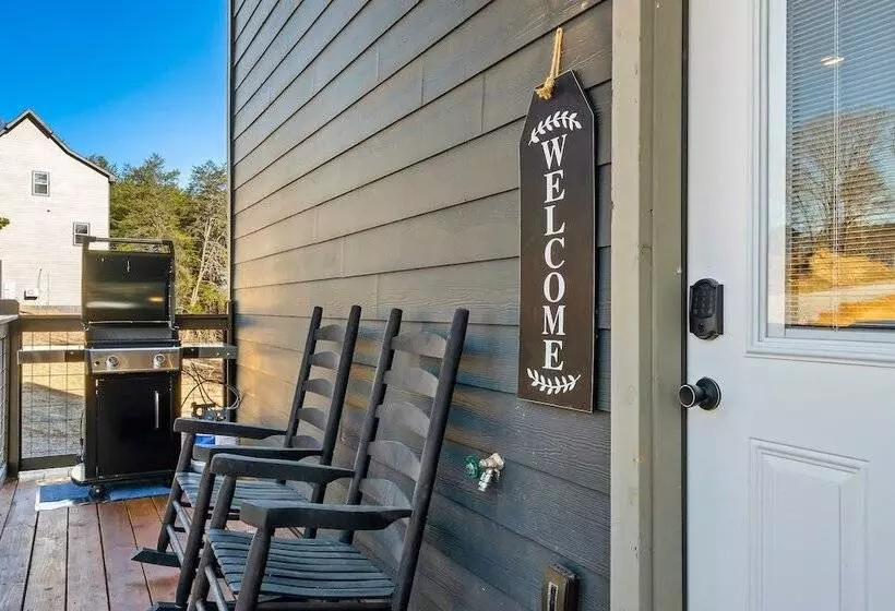 Modern Cabin W/ Pool, Hot Tub, Games & More!