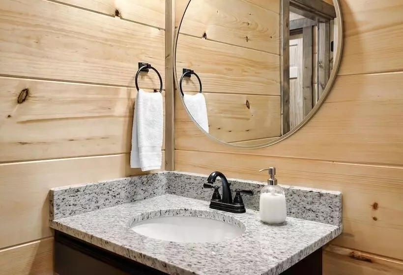 Modern Cabin W/ Pool, Hot Tub, Games & More!