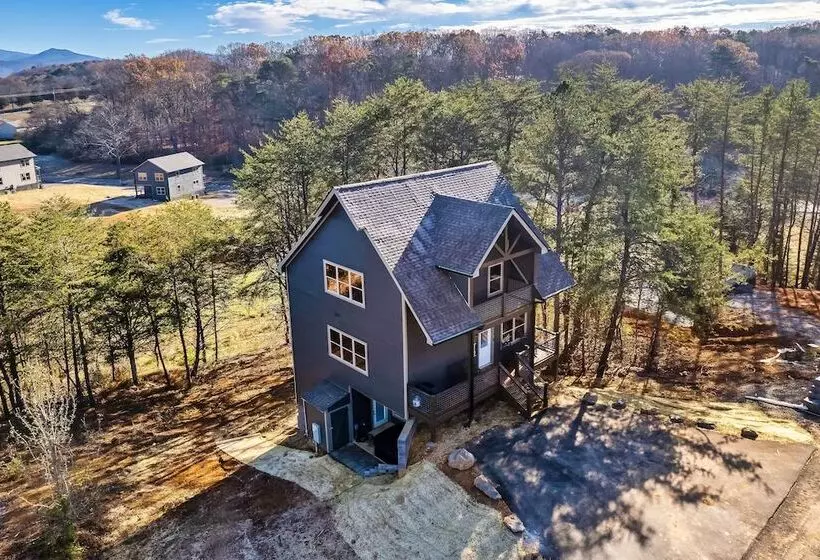 Modern Cabin W/ Pool, Hot Tub, Games & More!