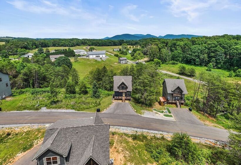 Modern Cabin W/ Pool, Hot Tub, Games & More!