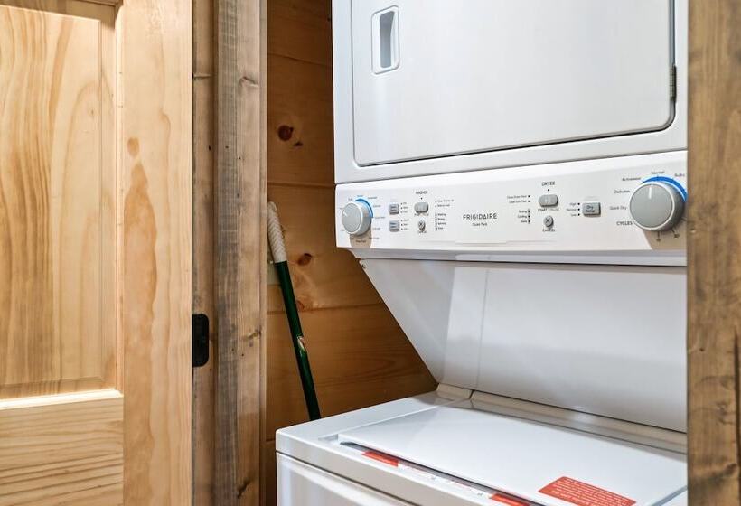 Modern Cabin W/ Pool, Hot Tub, Games & More!