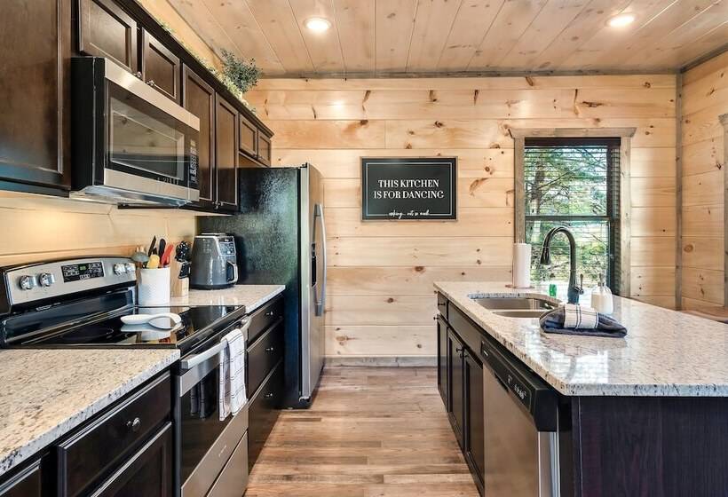 Modern Cabin W/ Pool, Hot Tub, Games & More!