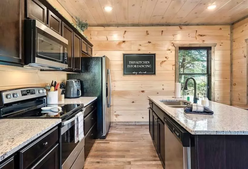 Modern Cabin W/ Pool, Hot Tub, Games & More!