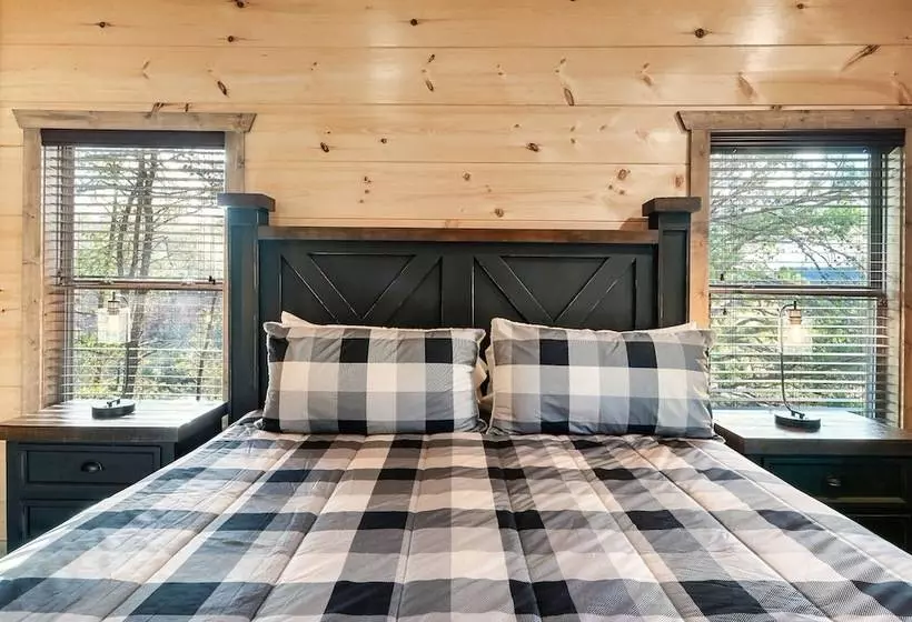 Modern Cabin W/ Pool, Hot Tub, Games & More!