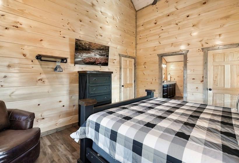 Modern Cabin W/ Pool, Hot Tub, Games & More!