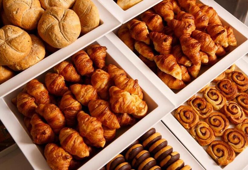 ホテル Holiday Inn Express Paris Poissy, An Ihg