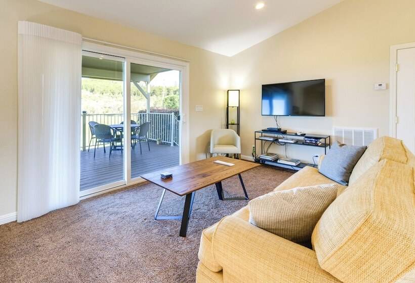 Kelseyville Cottage: Private Deck & On Site Winery