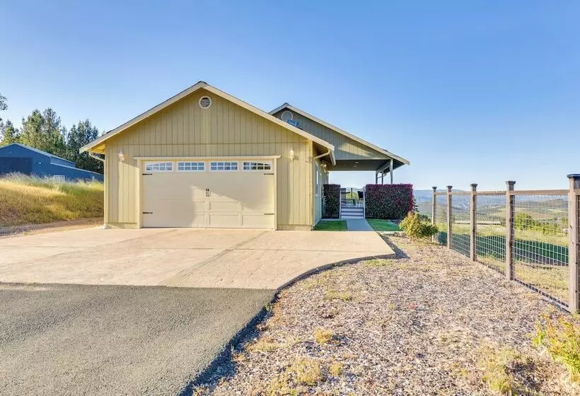 Kelseyville Cottage: Private Deck & On Site Winery