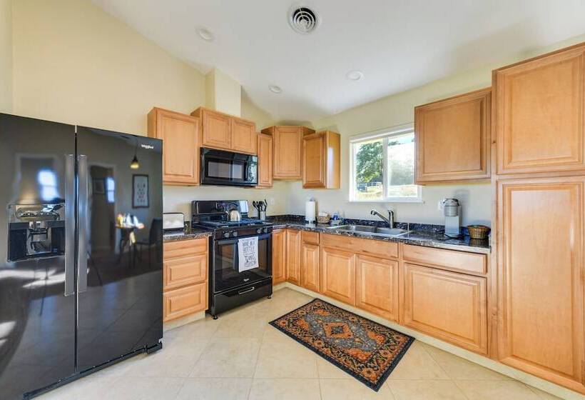 Kelseyville Cottage: Private Deck & On Site Winery