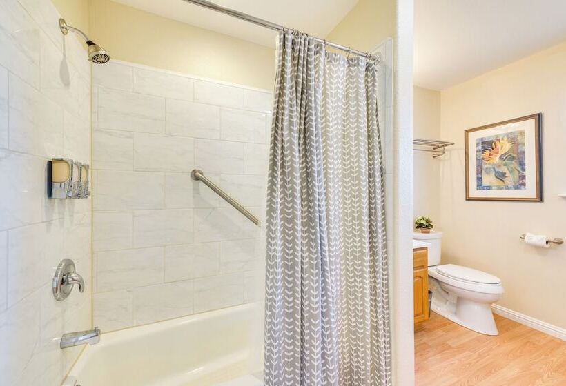 Kelseyville Cottage: Private Deck & On Site Winery