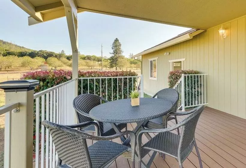 Kelseyville Cottage: Private Deck & On Site Winery