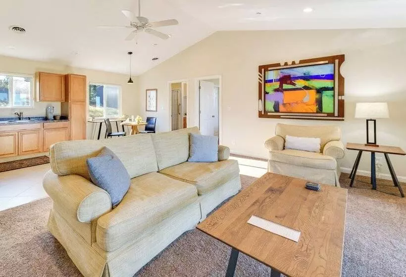 Kelseyville Cottage: Private Deck & On Site Winery