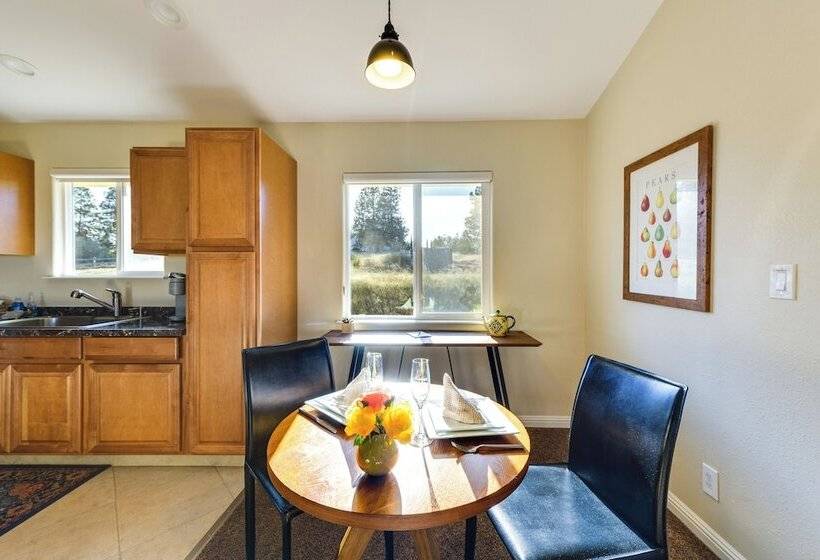 Kelseyville Cottage: Private Deck & On Site Winery